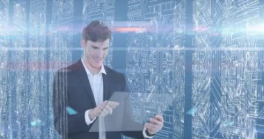 Üzerinde sunucular olan şeffaf bir ekrana dokunan takım elbiseli beyaz bir adamın animasyonu. Küresel ekonomi ve teknoloji kavramı dijital kompozit