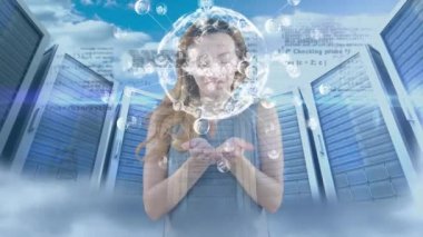 Beyaz bir kadının, arka planda sunucuları işleyen insanlarla ağ bağlantısı olan 3 boyutlu bir dünya modelini sunuşunun animasyonu. Küresel ekonomi ve teknoloji kavramı dijital kompozit.