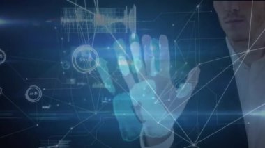 Takım elbiseli beyaz bir adamın animasyonu, elini bir el ikonuna koyması, ekrana dokunması ve bağlantı ağına dokunması. Küresel ekonomi ve teknoloji kavramı dijital kompozit