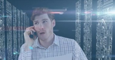 İşaretli gömlek giyen beyaz bir adamın animasyonu, arka planda sunucuları olan akıllı telefonuyla konuşuyor. Küresel ekonomi ve teknoloji kavramı dijital kompozit