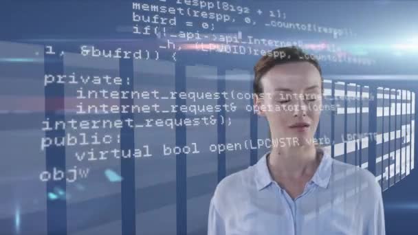 Animation d'une femme caucasienne concernée regardant des données flottantes. Économie mondiale et technologie concept numérique composite 