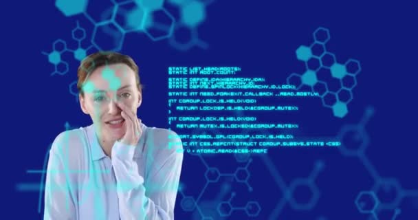 Animation d'une femme caucasienne chuchotant un secret à la caméra, avec des formules flottant sur fond bleu. Économie mondiale et technologie concept numérique composite .