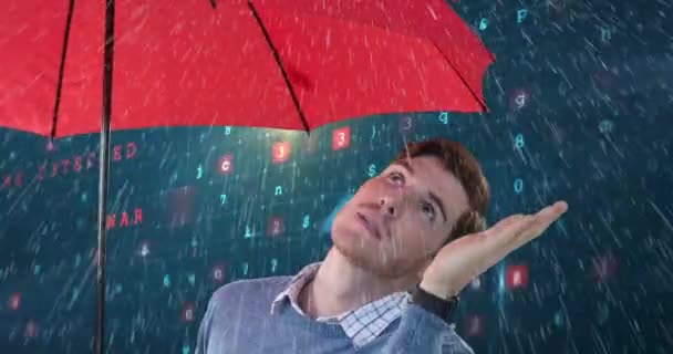 傘を使用して白人男性のアニメーション 背景に表示される処理データとその雨があるかどうかを確認 世界経済と技術の概念デジタル複合体 — ストック動画