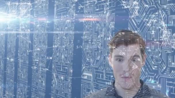 背景に処理サーバを持つ3D対話型スクリーンを見て幸せな白人男性のアニメーション 世界経済と技術の概念デジタル複合体 — ストック動画