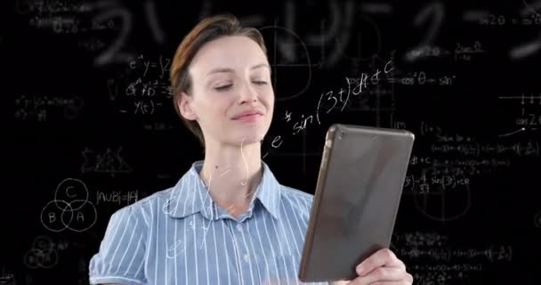 黒い背景に数学式を浮かべてタブレットを使って白人女性のアニメーション 世界経済と技術の概念デジタル複合体 — ストック動画