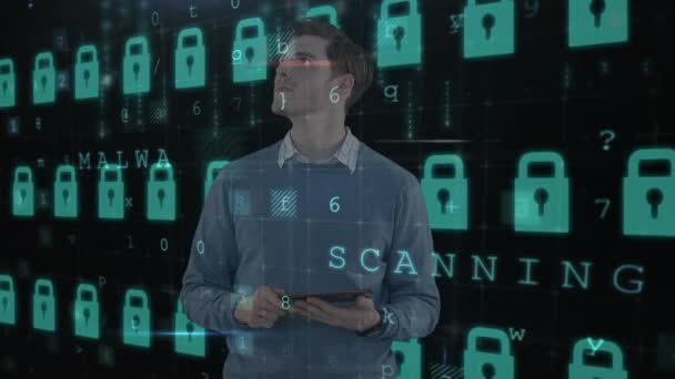 Animation eines kaukasischen Mannes mit einem Tablet, mit schwimmenden Daten und digitalen Sicherheitssymbolen im Hintergrund. Globale Wirtschaft und Technologiekonzept digitaler Verbund