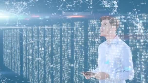 一个高加索人的动画 使用数字平板电脑 并以处理服务器为背景来查看浮动数据 全球经济和技术概念数字组合 — 图库视频影像