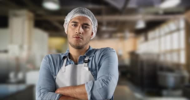 Fiducioso Uomo Razza Mista Con Cappuccio Protettivo Grembiule Bianco Piedi — Video Stock