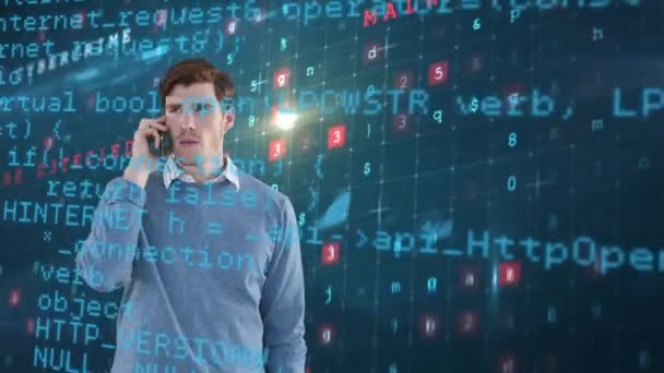 Animation d'un homme de race blanche parlant sur son smartphone avec des serveurs de traitement en arrière-plan. Économie mondiale et technologie concept numérique composite 