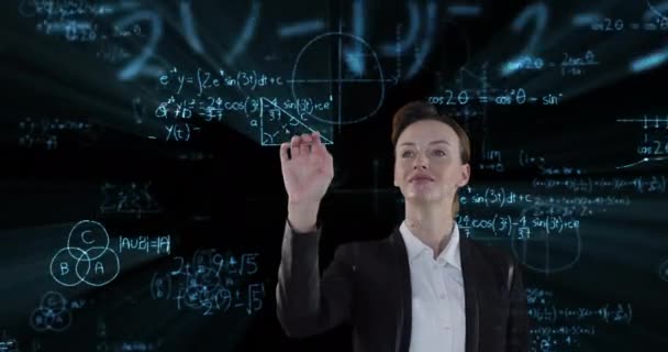 一个白人妇女的动画 触摸屏幕上的数学公式在黑板上飘浮的前景 全球经济和技术概念数字组合 — 图库视频影像