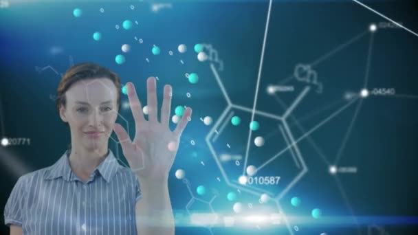 Animation d'une femme caucasienne touchant un écran interactif 3D avec des formules moléculaires et des données flottant au premier plan. Économie mondiale et technologie concept numérique composite 