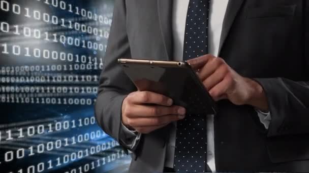 青い背景でデータ処理とデジタルタブレットを使用して スーツを着た男の中のセクションのアニメーション 世界経済と技術の概念デジタル複合体 — ストック動画