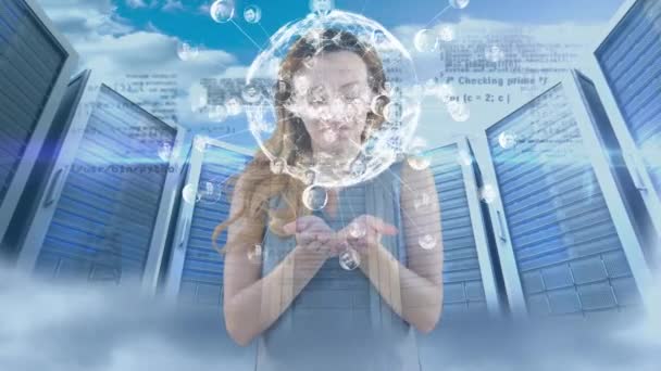 一个白人女性的动画呈现了一个3D的全球模型 与人的网络连接 以处理服务器为背景 全球经济和技术概念数字组合 — 图库视频影像