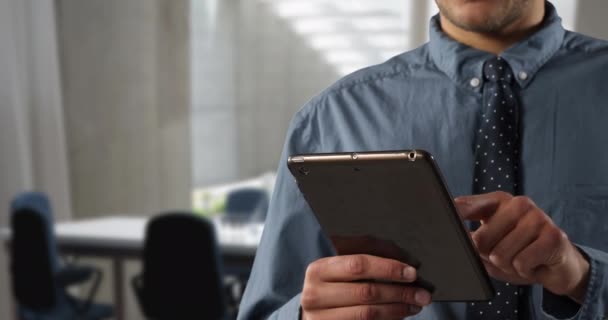 Metà Sezione Dell Uomo Indossa Una Camicia Blu Cravatta Marina — Video Stock