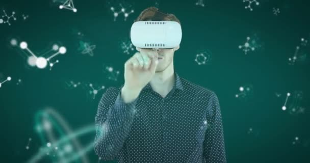 一个白种人头戴Vr耳机 用分子图标触摸屏幕的动画在前景中飘扬 全球经济和技术概念数字组合 — 图库视频影像