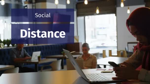 Animering Ord Social Distance Visas Kvinnor Som Sitter Ett Café — Stockvideo