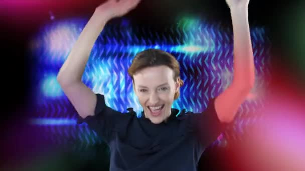 Animación Una Mujer Caucásica Feliz Riendo Bailando Con Luces Colores — Vídeos de Stock