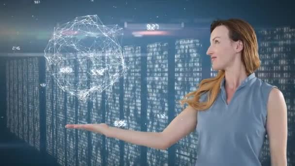 Animation d'une femme caucasienne présentant un modèle de globe 3D avec des connexions réseau de personnes, avec des serveurs de traitement en arrière-plan. Économie mondiale et technologie concept numérique composite .