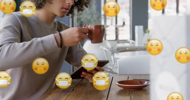 Animación Iconos Emoji Cayendo Con Número Cambiante Infecciones Por Covid19 — Vídeo de stock