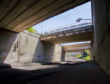 Chomutov, Çek Cumhuriyeti - 15 Nisan 2020: Bezrucova Caddesi 'nde öğle saatlerinde yeniden inşa sırasında dört köprünün altındaki patika