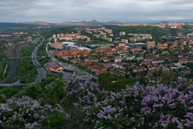 Çoğu Çek Cumhuriyeti - 04 Mayıs 2020: Yağmurdan sonra bahar günbatımında leylak rengi ile En Çok Şehir