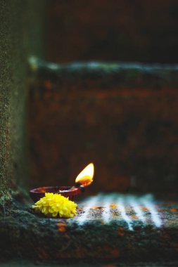 Ruhani Ruhu hissedin. Ruhu fiziksel gözlerimizle göremezsiniz, ama ister inanın ister inanmayın, önceki hayatlarınızda tanıştığınız tanıdık ruhları tanıyabilirsiniz.