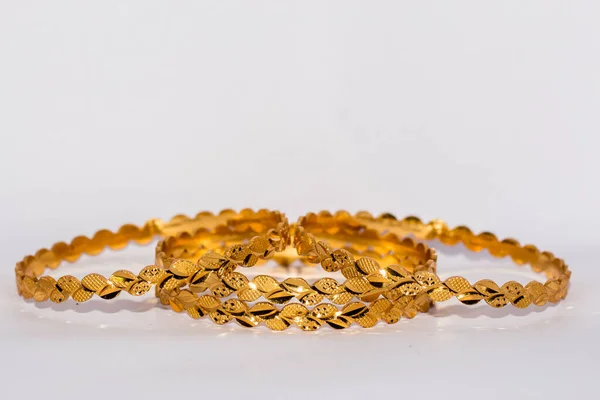 Designade Golden Bangles Smycken För Kvinnor — Stockfoto