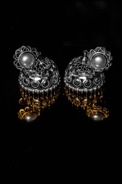 Örhänge Guld Smycken Traditionella Med Stenar Och Två Gyllene Örhängen — Stockfoto