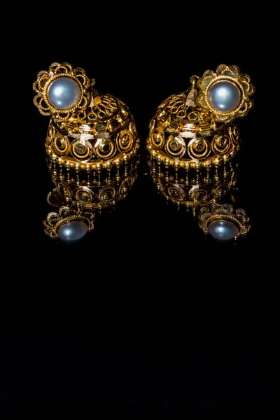 Σκουλαρίκια Χρυσά Παραδοσιακά Κοσμήματα Πέτρες Και Δύο Χρυσά Σκουλαρίκια Αντανάκλαση — Φωτογραφία Αρχείου