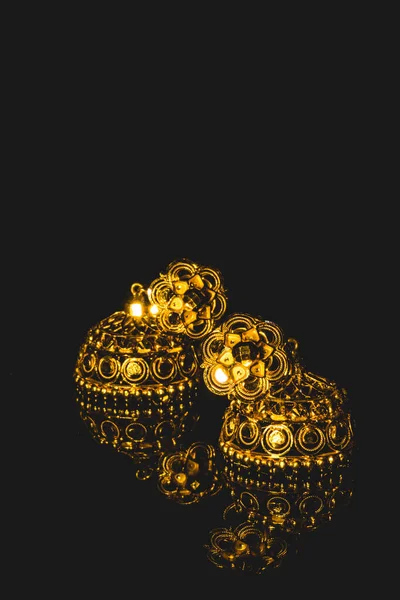 Náušnice Zlaté Šperky Tradiční Kameny Dvě Zlaté Náušnice Odrazem Pár — Stock fotografie