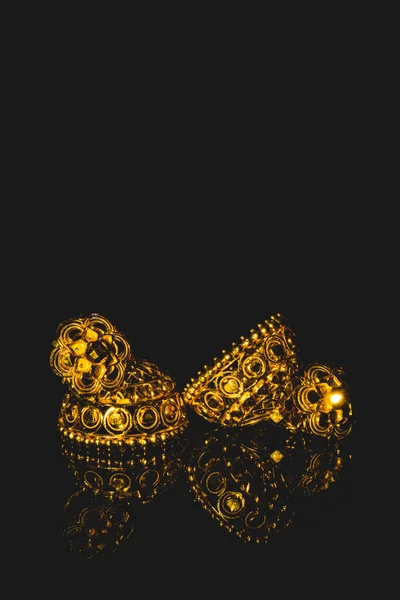 Kolczyk Biżuteria Złota Tradycyjne Kamieni Dwa Złote Kolczyki Odbiciem Para — Zdjęcie stockowe