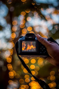 Bokeh Arkaplanındaki DSLR Kamerası - Bokeh Işıkları Fotoğraflı Kara DSLR Kamerası ve Kamera Şehir Işıkları Bokeh
