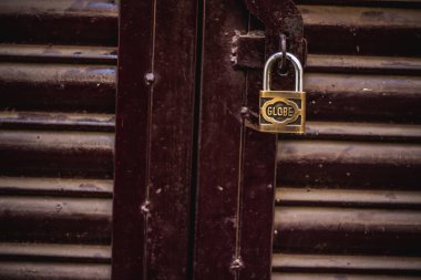 Kapınızı kilitledim ve kimse içeri giremedi ve tüm kapılar da kilitlendi.