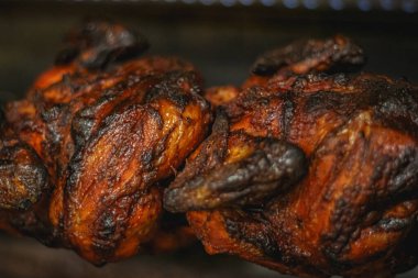 Açık ateşte ızgara tavuk. Yakın plan ızgara tavuk. Izgarada ateşte kavrulmuş tavuk..