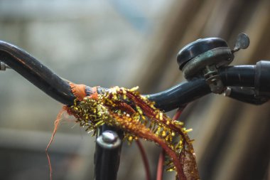 Renkli yetişkin bisiklet gidonu ve şehir hayatı desenli. Boynuz zilli eski bisiklet kolu. Chennai, Hindistan