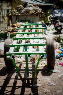 Hint sokak pazarına park edilmiş eski ahşap bir Hint arabası.