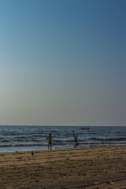 Arkadaşlar gündoğumu deniz manzarasında huzur içinde vakit geçiriyorlar. Sahilde oynamak