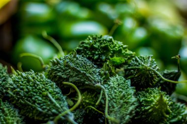 Piyasadaki acı kabağın en üst görüntüsü - Acı kabak ya da Karela (Hindistan 'da) olarak da bilinen acı kavun, yiyecek ya da ilaç olarak kullanılabilecek eşsiz bir sebze-meyvedir.