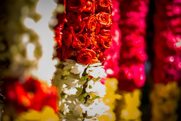赤と黄色の花のガーランド 寺院や結婚機能のための庭を販売する花の屋台 花の販売南インド市場のガーランド — ストック写真