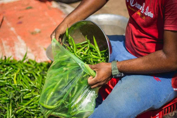 Venta Escalofríos Verduras Cubierta Plástico Vida Callejera Gente India Mercado —  Fotos de Stock