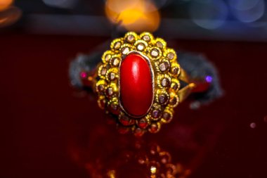 Süslü, inci taşlı altın bir yüzük. Altın yüzük, arka planda yakın plan görüntüsü. Kadın modası için altın metal. Nişan yüzüğü..