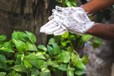 Ellerini yıkıyor. Adam evde ellerini yıkıyor. Coronavirüs salgını önleme ellerini sabunla sıcak suyla yıkıyor ve sık sık tırnaklarını ve parmaklarını yıkıyor. Hijyen & Temizleyici Eller.