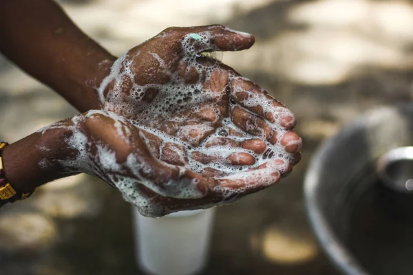 Lavar Mãos Homem Lavando Mãos Jardim Casa Prevenção Pandemia Coronavírus — Fotografia de Stock