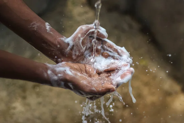 Lavar Mãos Homem Lavando Mãos Jardim Casa Prevenção Pandemia Coronavírus — Fotografia de Stock