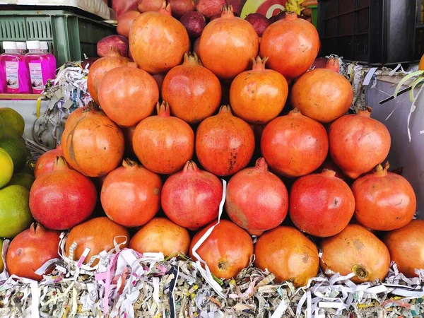 쥬시가 석류를 클로즈업 시장에서 농작물을 자연적 비타민 건강을 — 스톡 사진