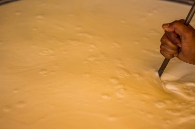 Badem ve bhadam sütlü protein karışımı yapıyorum. Sıcak Yoğunlaştırılmış Badem Sütü Bir Tavada Hazırlanıyor.