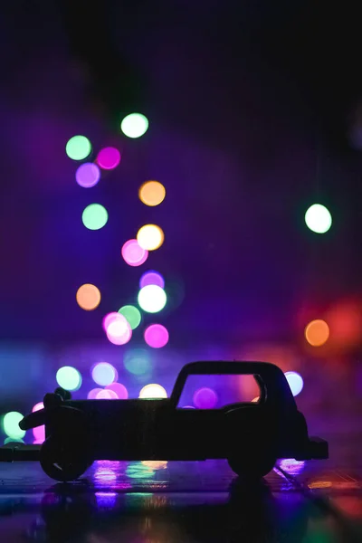 Siluetas Coche Juguete Sobre Fondo Bokeh Luz Navidad Vintage Coche —  Fotos de Stock