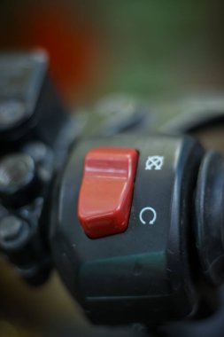 Güç kontrolü ve motorsikleti gaz kontrollü çalıştırmak. Toprak motorun güç anahtarı..