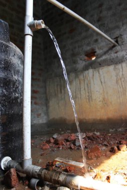 Sızdıran Boru. Kırık / Sızdıran Su Borusu