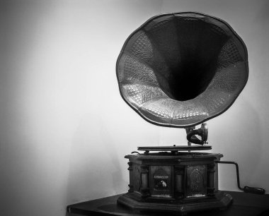 İzole edilmiş beyaz arkaplanı olan bir ahşap üzerinde klasik gramofon.